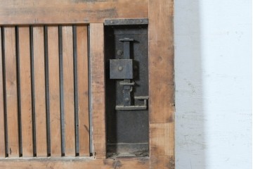 アンティーク建具　明治期　漆塗り　波に兎の図と格子意匠を楽しめる蔵戸1枚　(R-090636)