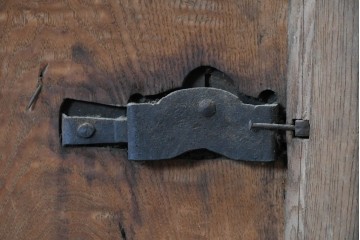 アンティーク建具　明治期　漆塗り　波に兎の図と格子意匠を楽しめる蔵戸1枚　(R-090636)