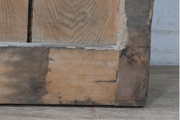 アンティーク建具　明治期　漆塗り　波に兎の図と格子意匠を楽しめる蔵戸1枚　(R-090636)