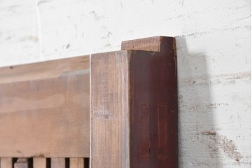 アンティーク建具　明治期　漆塗り　波に兎の図と格子意匠を楽しめる蔵戸1枚　(R-090636)