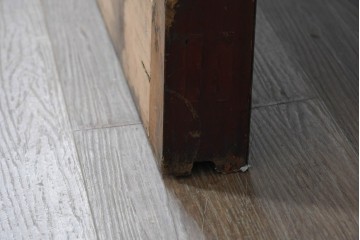 アンティーク建具　明治期　漆塗り　波に兎の図と格子意匠を楽しめる蔵戸1枚　(R-090636)