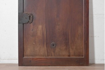 アンティーク建具　明治期　総欅(ケヤキ)材　大きな金具を備えた重厚な蔵戸1枚　(R-090637)