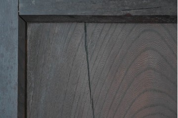 アンティーク建具　明治期　総欅(ケヤキ)材　大きな金具を備えた重厚な蔵戸1枚　(R-090637)