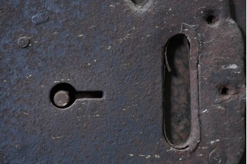 アンティーク建具　明治期　総欅(ケヤキ)材　大きな金具を備えた重厚な蔵戸1枚　(R-090637)