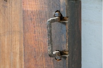 アンティーク建具　明治期　総欅(ケヤキ)材　大きな金具を備えた重厚な蔵戸1枚　(R-090637)