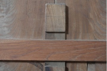 アンティーク建具　明治期　総欅(ケヤキ)材　大きな金具を備えた重厚な蔵戸1枚　(R-090637)