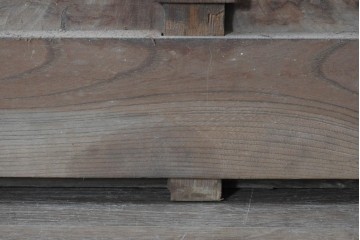 アンティーク建具　明治期　総欅(ケヤキ)材　大きな金具を備えた重厚な蔵戸1枚　(R-090637)