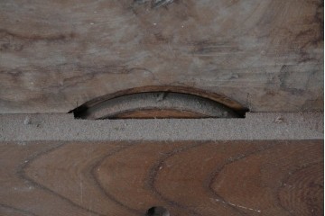 アンティーク建具　明治期　総欅(ケヤキ)材　大きな金具を備えた重厚な蔵戸1枚　(R-090637)
