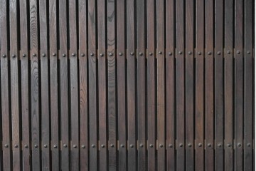 アンティーク建具　明治期　総欅(ケヤキ)材　巾着型の錠前金具が存在感を放つ格子蔵戸1枚　(R-090638)