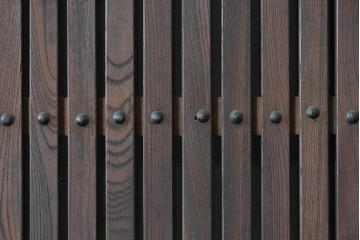 アンティーク建具　明治期　総欅(ケヤキ)材　巾着型の錠前金具が存在感を放つ格子蔵戸1枚　(R-090638)