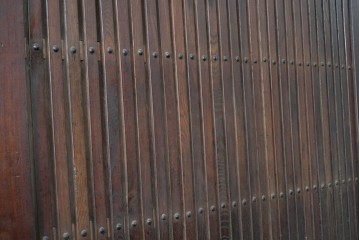 アンティーク建具　明治期　総欅(ケヤキ)材　巾着型の錠前金具が存在感を放つ格子蔵戸1枚　(R-090638)