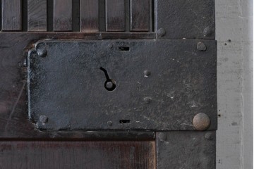 アンティーク建具　明治期　総欅(ケヤキ)材　巾着型の錠前金具が存在感を放つ格子蔵戸1枚　(R-090638)