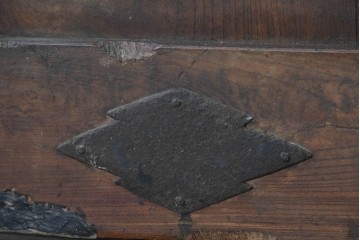 アンティーク建具　明治期　総欅(ケヤキ)材　巾着型の錠前金具が存在感を放つ格子蔵戸1枚　(R-090638)