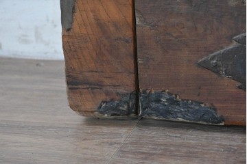 アンティーク建具　明治期　総欅(ケヤキ)材　巾着型の錠前金具が存在感を放つ格子蔵戸1枚　(R-090638)