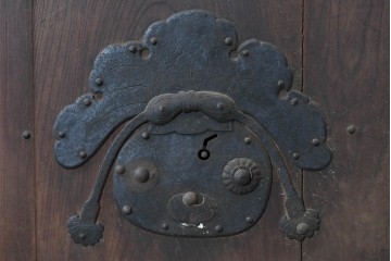 アンティーク建具　明治期　総欅(ケヤキ)材　巾着型の錠前金具が存在感を放つ格子蔵戸1枚　(R-090638)
