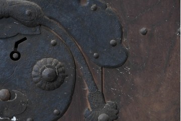 アンティーク建具　明治期　総欅(ケヤキ)材　巾着型の錠前金具が存在感を放つ格子蔵戸1枚　(R-090638)