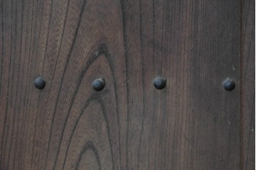 アンティーク建具　明治期　総欅(ケヤキ)材　巾着型の錠前金具が存在感を放つ格子蔵戸1枚　(R-090638)