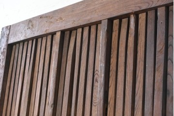 アンティーク建具　明治期　総欅(ケヤキ)材　巾着型の錠前金具が存在感を放つ格子蔵戸1枚　(R-090638)