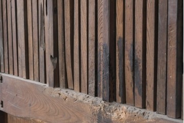 アンティーク建具　明治期　総欅(ケヤキ)材　巾着型の錠前金具が存在感を放つ格子蔵戸1枚　(R-090638)