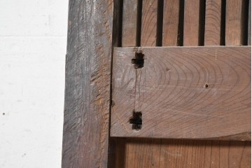アンティーク建具　明治期　総欅(ケヤキ)材　巾着型の錠前金具が存在感を放つ格子蔵戸1枚　(R-090638)