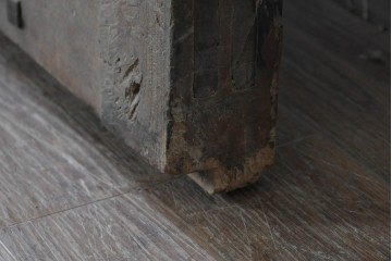 アンティーク建具　明治期　総欅(ケヤキ)材　巾着型の錠前金具が存在感を放つ格子蔵戸1枚　(R-090638)