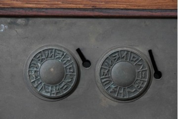アンティーク建具　明治期　総欅(ケヤキ)材　ダイヤル式の錠と獅子の金具が印象的な格子蔵戸1枚　(R-090639)