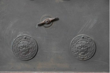 アンティーク建具　明治期　総欅(ケヤキ)材　ダイヤル式の錠と獅子の金具が印象的な格子蔵戸1枚　(R-090639)