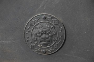 アンティーク建具　明治期　総欅(ケヤキ)材　ダイヤル式の錠と獅子の金具が印象的な格子蔵戸1枚　(R-090639)