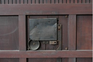アンティーク建具　明治期　総欅(ケヤキ)材　ダイヤル式の錠と獅子の金具が印象的な格子蔵戸1枚　(R-090639)