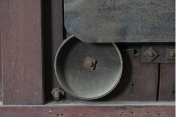 アンティーク建具　明治期　総欅(ケヤキ)材　ダイヤル式の錠と獅子の金具が印象的な格子蔵戸1枚　(R-090639)