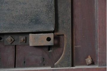 アンティーク建具　明治期　総欅(ケヤキ)材　ダイヤル式の錠と獅子の金具が印象的な格子蔵戸1枚　(R-090639)