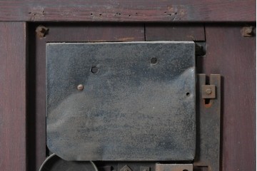 アンティーク建具　明治期　総欅(ケヤキ)材　ダイヤル式の錠と獅子の金具が印象的な格子蔵戸1枚　(R-090639)
