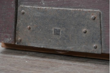 アンティーク建具　明治期　総欅(ケヤキ)材　ダイヤル式の錠と獅子の金具が印象的な格子蔵戸1枚　(R-090639)