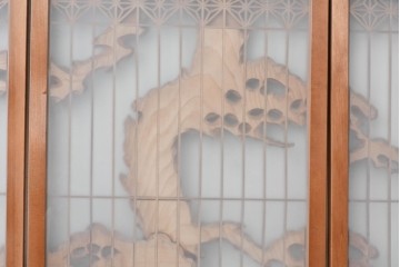 ヴィンテージ建具　昭和後期　片面ガラス　松鷹図の彫刻が圧巻の組子入り書院戸4枚セット　(R-090647)