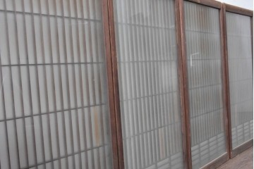ヴィンテージ建具　昭和中期から昭和後期　和の趣を味わえる片面ガラスの書院戸4枚セット　(R-090648)