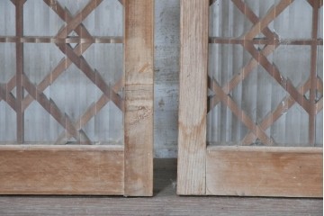 ヴィンテージ建具　昭和中期　片面モールガラス　繊細な縦格子と菱形組子が美しい書院戸2枚セット　(R-090649)