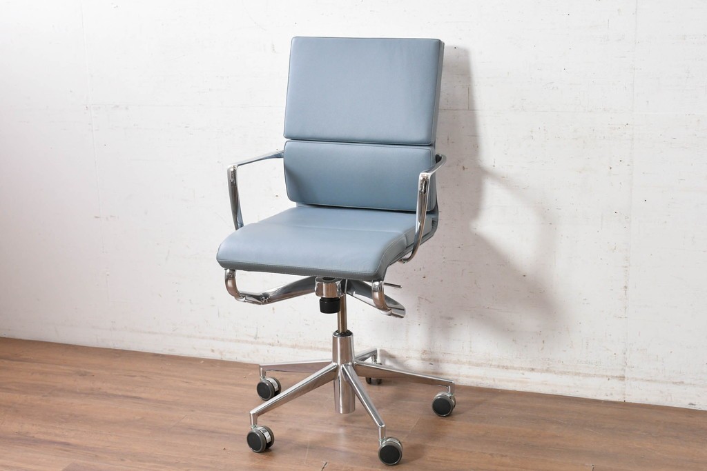 中古　超美品!!　使用感ほぼなし　Cassina ixc.(カッシーナ・イクスシー)　Alias(アリアス)　Alberto Meda(アルベルト・メダ)デザイン　本革(レザー)　快適な座り心地を両立したキャスタースウィベルアームチェア　定価約72万円　(R-090653)