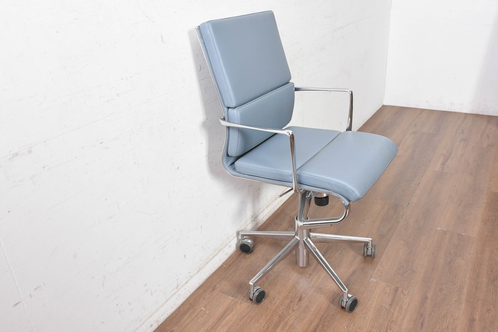 中古　超美品!!　使用感ほぼなし　Cassina ixc.(カッシーナ・イクスシー)　Alias(アリアス)　Alberto Meda(アルベルト・メダ)デザイン　本革(レザー)　快適な座り心地を両立したキャスタースウィベルアームチェア　定価約72万円　(R-090653)