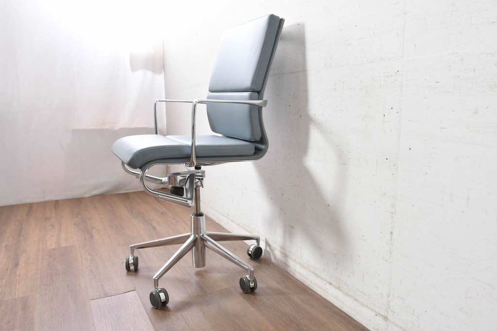 中古　超美品!!　使用感ほぼなし　Cassina ixc.(カッシーナ・イクスシー)　Alias(アリアス)　Alberto Meda(アルベルト・メダ)デザイン　本革(レザー)　快適な座り心地を両立したキャスタースウィベルアームチェア　定価約72万円　(R-090653)
