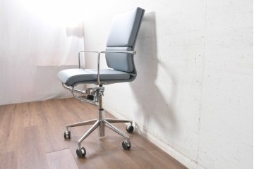 中古　超美品!!　使用感ほぼなし　Cassina ixc.(カッシーナ・イクスシー)　Alias(アリアス)　Alberto Meda(アルベルト・メダ)デザイン　本革(レザー)　快適な座り心地を両立したキャスタースウィベルアームチェア　定価約72万円　(R-090653)