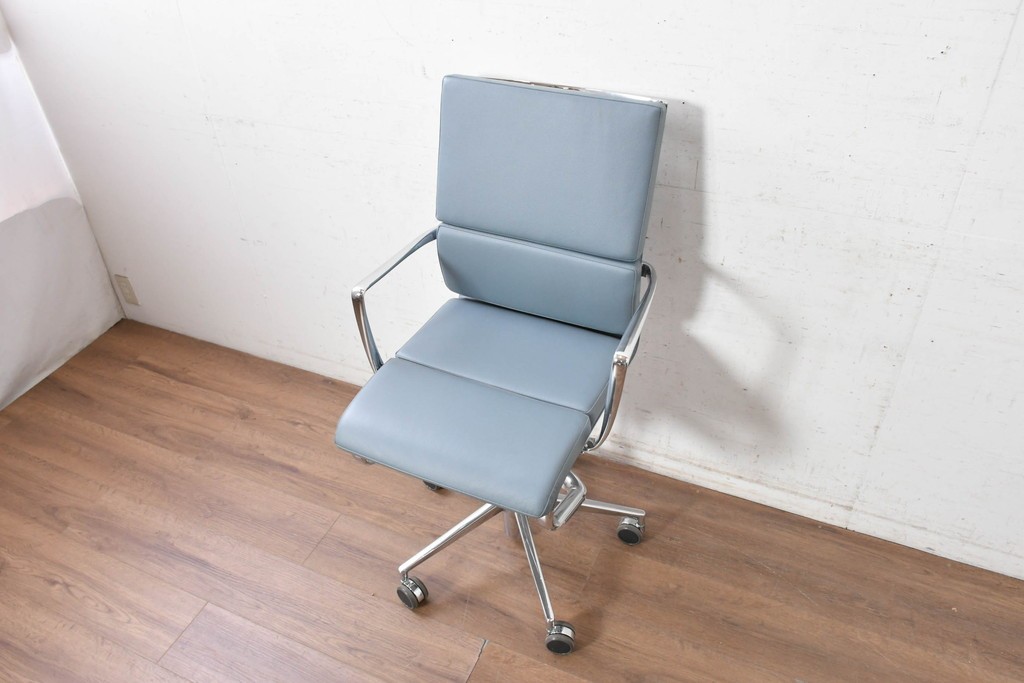 中古　超美品!!　使用感ほぼなし　Cassina ixc.(カッシーナ・イクスシー)　Alias(アリアス)　Alberto Meda(アルベルト・メダ)デザイン　本革(レザー)　快適な座り心地を両立したキャスタースウィベルアームチェア　定価約72万円　(R-090653)