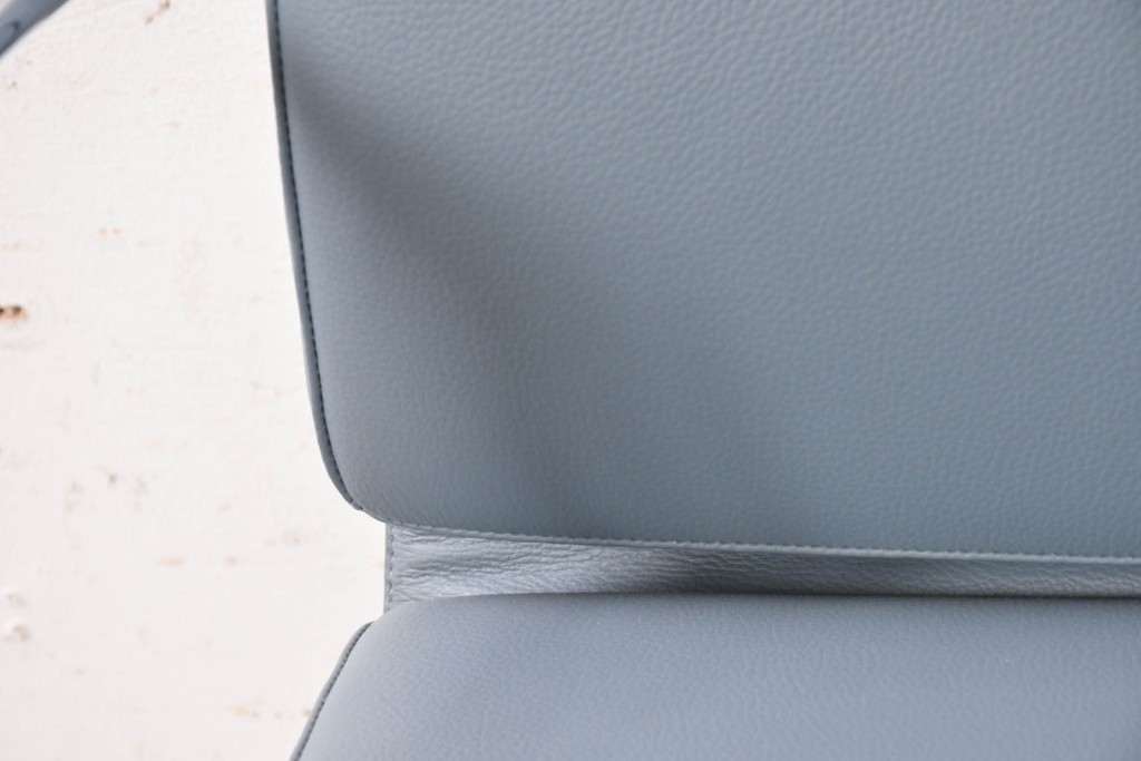中古　超美品!!　使用感ほぼなし　Cassina ixc.(カッシーナ・イクスシー)　Alias(アリアス)　Alberto Meda(アルベルト・メダ)デザイン　本革(レザー)　快適な座り心地を両立したキャスタースウィベルアームチェア　定価約72万円　(R-090653)