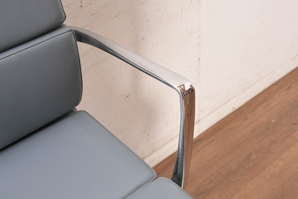 中古　超美品!!　使用感ほぼなし　Cassina ixc.(カッシーナ・イクスシー)　Alias(アリアス)　Alberto Meda(アルベルト・メダ)デザイン　本革(レザー)　快適な座り心地を両立したキャスタースウィベルアームチェア　定価約72万円　(R-090653)