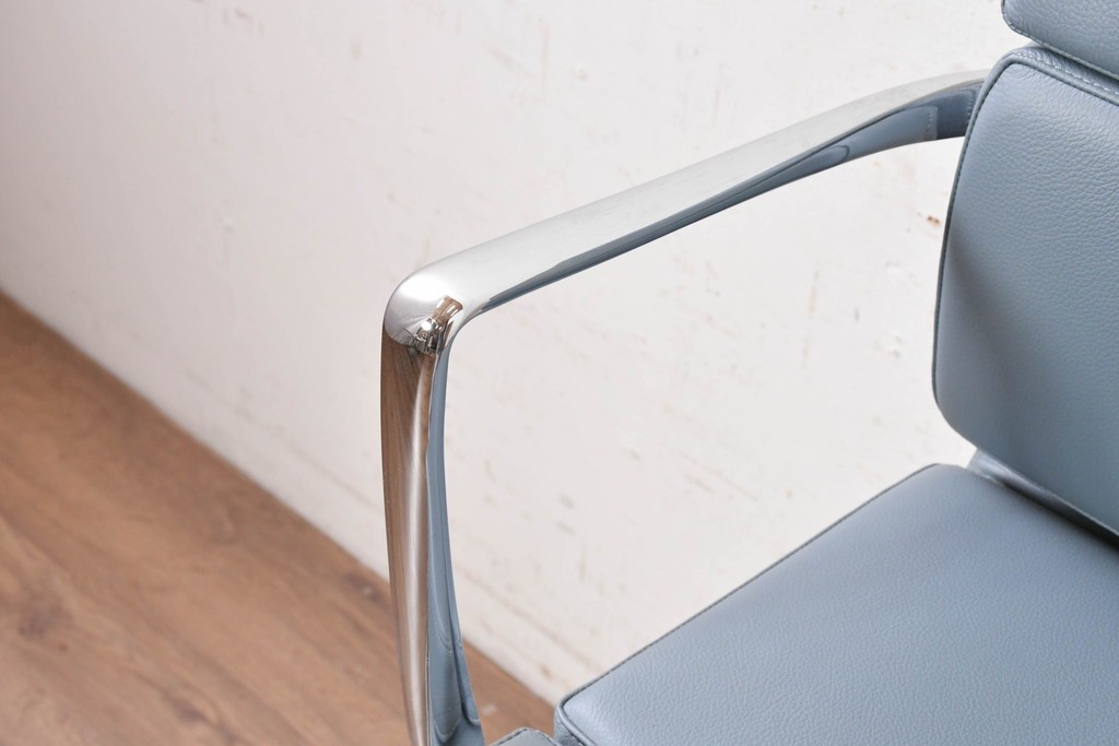 中古　超美品!!　使用感ほぼなし　Cassina ixc.(カッシーナ・イクスシー)　Alias(アリアス)　Alberto Meda(アルベルト・メダ)デザイン　本革(レザー)　快適な座り心地を両立したキャスタースウィベルアームチェア　定価約72万円　(R-090653)