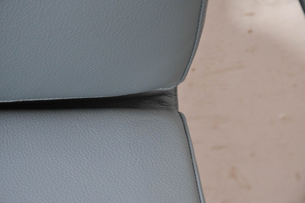 中古　超美品!!　使用感ほぼなし　Cassina ixc.(カッシーナ・イクスシー)　Alias(アリアス)　Alberto Meda(アルベルト・メダ)デザイン　本革(レザー)　快適な座り心地を両立したキャスタースウィベルアームチェア　定価約72万円　(R-090653)