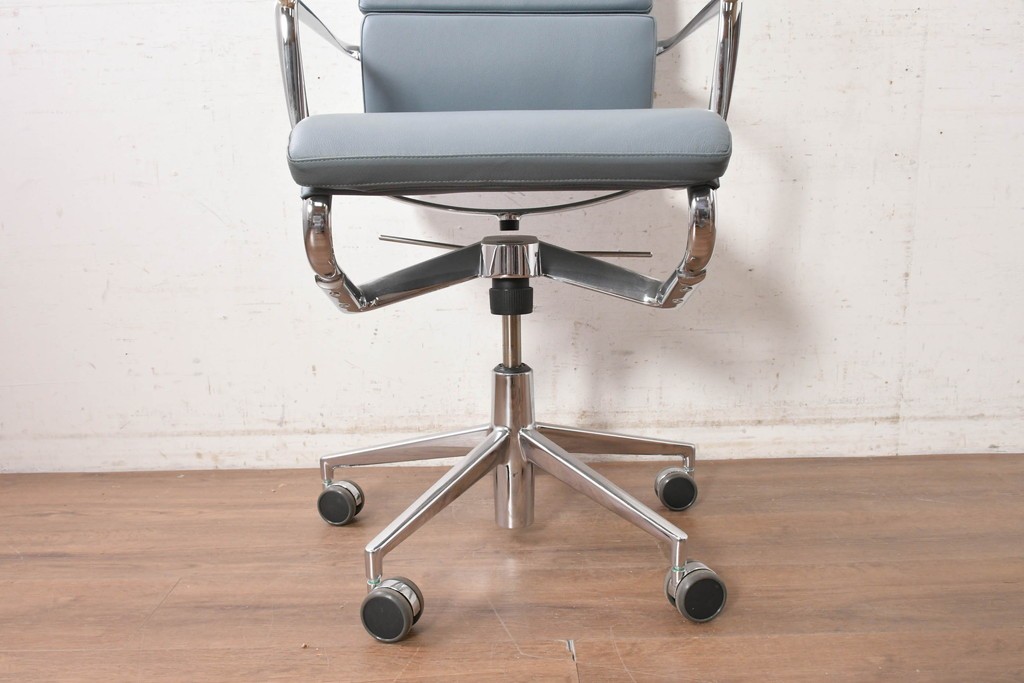中古　超美品!!　使用感ほぼなし　Cassina ixc.(カッシーナ・イクスシー)　Alias(アリアス)　Alberto Meda(アルベルト・メダ)デザイン　本革(レザー)　快適な座り心地を両立したキャスタースウィベルアームチェア　定価約72万円　(R-090653)