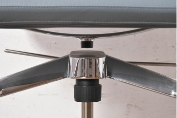 中古　超美品!!　使用感ほぼなし　Cassina ixc.(カッシーナ・イクスシー)　Alias(アリアス)　Alberto Meda(アルベルト・メダ)デザイン　本革(レザー)　快適な座り心地を両立したキャスタースウィベルアームチェア　定価約72万円　(R-090653)