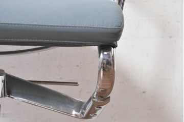 中古　超美品!!　使用感ほぼなし　Cassina ixc.(カッシーナ・イクスシー)　Alias(アリアス)　Alberto Meda(アルベルト・メダ)デザイン　本革(レザー)　快適な座り心地を両立したキャスタースウィベルアームチェア　定価約72万円　(R-090653)