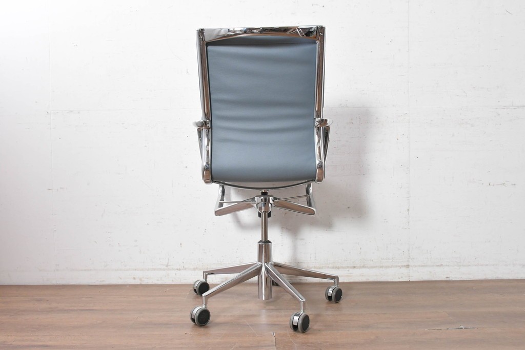 中古　超美品!!　使用感ほぼなし　Cassina ixc.(カッシーナ・イクスシー)　Alias(アリアス)　Alberto Meda(アルベルト・メダ)デザイン　本革(レザー)　快適な座り心地を両立したキャスタースウィベルアームチェア　定価約72万円　(R-090653)