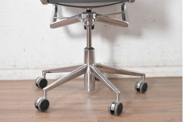 中古　超美品!!　使用感ほぼなし　Cassina ixc.(カッシーナ・イクスシー)　Alias(アリアス)　Alberto Meda(アルベルト・メダ)デザイン　本革(レザー)　快適な座り心地を両立したキャスタースウィベルアームチェア　定価約72万円　(R-090653)